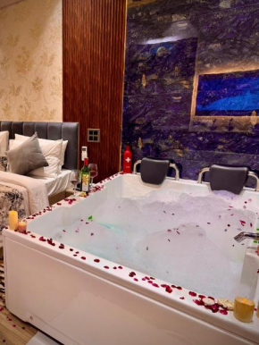 Jacuzzi & Big Screen By Buddies Home